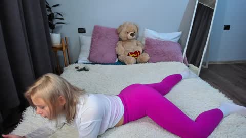 Snapshot of amymilson chatting on 12.19.24 amymilson online show from 12.19.24