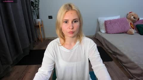 Snapshot of amymilson chatting on 03.04.25 amymilson online show from 03.04.25