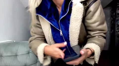 Snapshot of amyroberta92 chatting on 01.28.25 amyroberta92 online show from 01.28.25