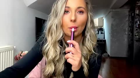 Snapshot of amyroberta92 chatting on 02.17.25 amyroberta92 online show from 02.17.25