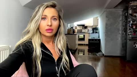 Snapshot of amyroberta92 chatting on 02.18.25 amyroberta92 online show from 02.18.25