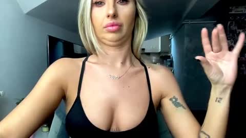 Snapshot of amyroberta92 chatting on 11.21.25 amyroberta92 online show from 11.21.25