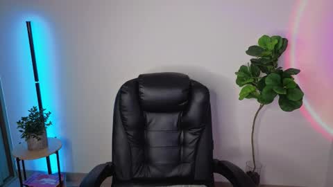 Aleja  online show from 10.19.25