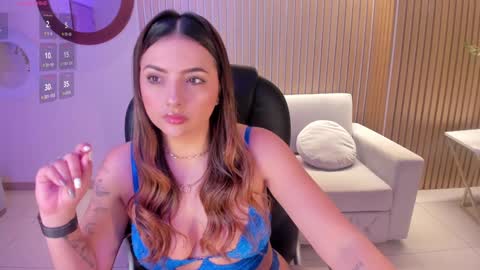 Snapshot of amywoods chatting on 01.08.25 online show from 01.08.25