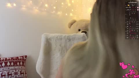 Snapshot of anabelle_wet chatting on 12.28.24 Annie online show from 12.28.24