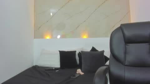 Anahii  online show from 02.18.25