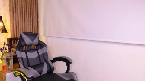 Mia online show from 12.22.25