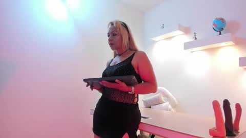 Snapshot of anastasiataylor_ chatting on 10.06.25 Ana 3 online show from 10.06.25