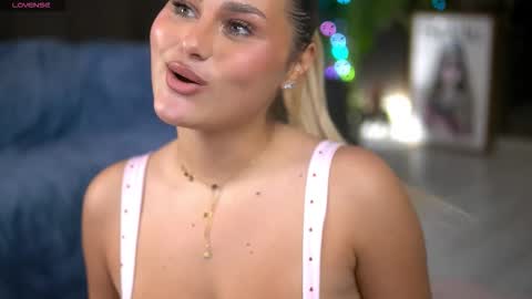 Snapshot of anastasyanoir chatting on 11.10.25 AnastasyaNoir online show from 11.10.25