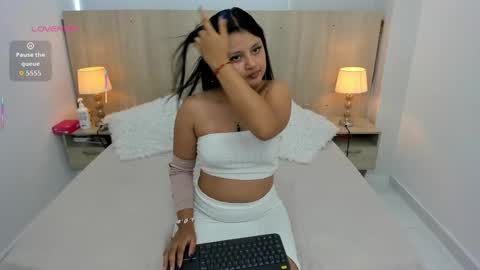 Snapshot of andrea_caicedo chatting on 10.03.25 Andrea Caicedo online show from 10.03.25