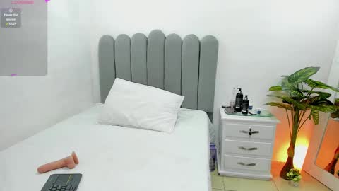 Snapshot of andrea_osorio_ chatting on 03.03.25 Andrea online show from 03.03.25