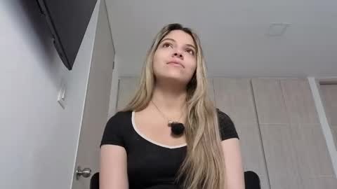 Snapshot of andreau_19 chatting on 04.26.26 andreau 19 online show from 04.26.26