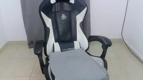 Snapshot of andres180950734 chatting on 10.13.25 andres180950734 online show from 10.13.25