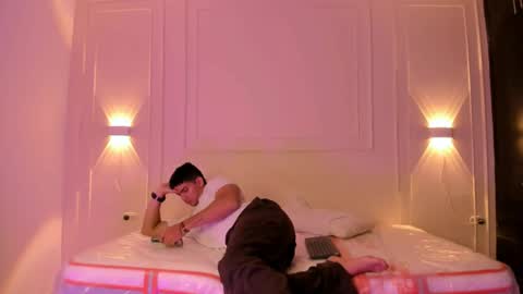 Snapshot of andres_stud chatting on 06.25.26 andres_stud online show from 06.25.26