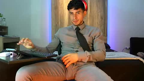 Snapshot of andrew_elliot chatting on 10.08.25 Andrew online show from 10.08.25