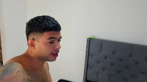 Snapshot of andrewadans02 chatting on 01.10.26 andrew online show from 01.10.26