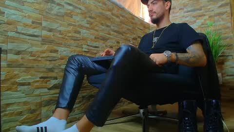 Snapshot of andrewbanner chatting on 01.13.25 MasterRomania online show from 01.13.25