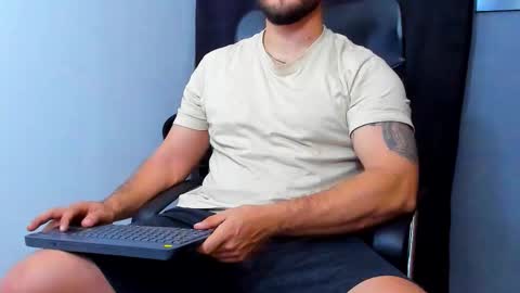 Snapshot of andrewdiaz_ chatting on 12.01.25 Andrew Diaz online show from 12.01.25