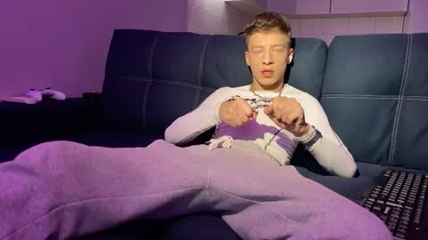 Snapshot of andytwinkkk chatting on 11.17.25 AndyTwinkkk online show from 11.17.25