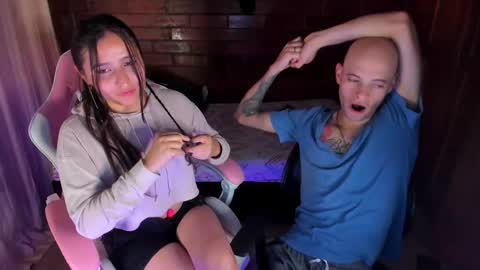 Snapshot of angel_and_yessi chatting on 02.19.25 Angel y Yessi online show from 02.19.25