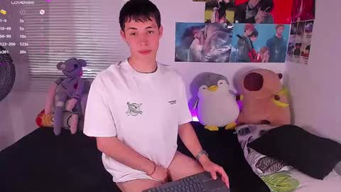 Snapshot of angel_bless19 chatting on 01.12.25 Angel help me with 100 thumbs up online show from 01.12.25