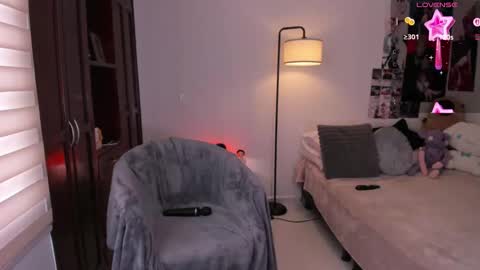 Snapshot of angel_bless19 chatting on 09.18.25 Angel help me with 100 thumbs up online show from 09.18.25