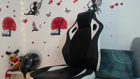 Snapshot of angel_curl chatting on 01.22.25 Angel Curl online show from 01.22.25