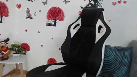 Snapshot of angel_curl chatting on 02.25.25 Angel Curl online show from 02.25.25