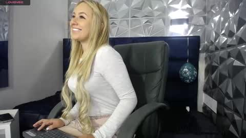 Snapshot of angel_white25 chatting on 12.22.25 Angel online show from 12.22.25