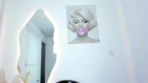 Snapshot of angel_xxx0 chatting on 01.05.25 Juanita Florez online show from 01.05.25