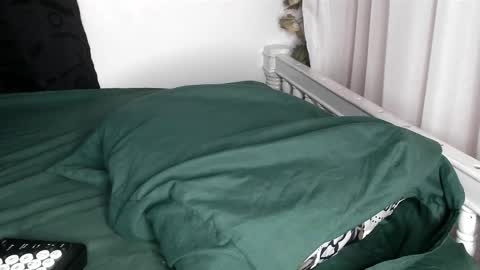 Snapshot of angelainparis28 chatting on 09.22.25 ANGELA online show from 09.22.25