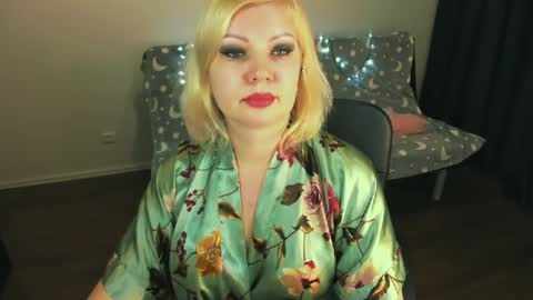 Snapshot of angelaroberti2 chatting on 01.12.25 glow online show from 01.12.25