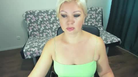 Snapshot of angelaroberti2 chatting on 11.08.25 glow online show from 11.08.25