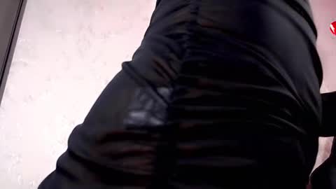 Snapshot of angeles_bust chatting on 02.15.25 angeles_bust online show from 02.15.25