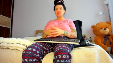 Snapshot of angelinacht chatting on 12.29.24 Angelina online show from 12.29.24