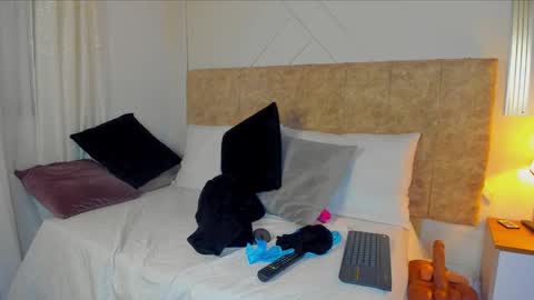 angelinarouse_ online show from 12.17.25