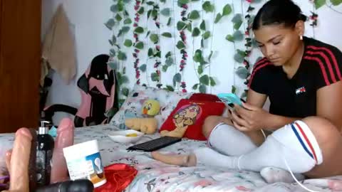 Snapshot of angelitanoir18 chatting on 06.26.26 angelina online show from 06.26.26