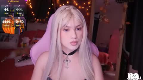 Snapshot of angelytaxx chatting on 10.11.25 Angel online show from 10.11.25