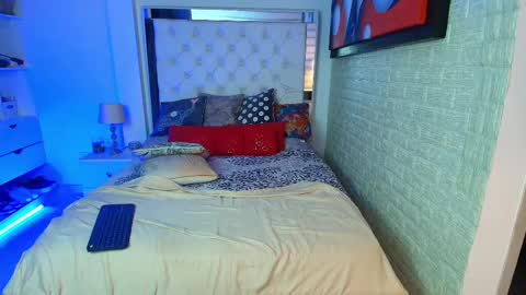 laura  online show from 02.10.25