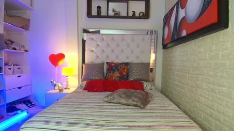 laura  online show from 03.12.25