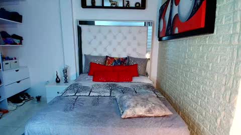 laura  online show from 10.09.25