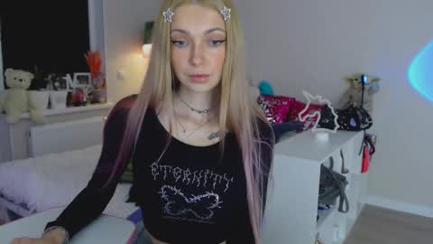 Snapshot of anita_moon_ chatting on 10.28.25 anita_moon_ online show from 10.28.25