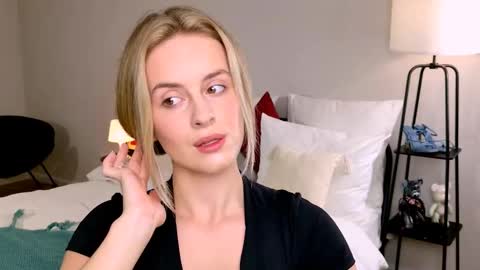 Snapshot of anitafischer chatting on 09.20.25 Anita online show from 09.20.25