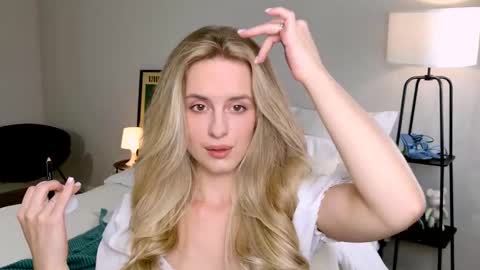 Snapshot of anitafischer chatting on 09.21.25 Anita online show from 09.21.25