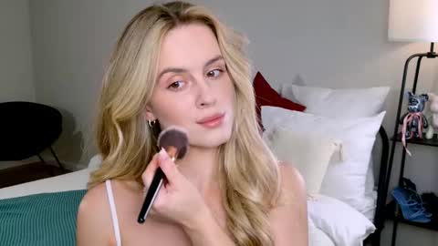 Snapshot of anitafischer chatting on 10.12.25 Anita online show from 10.12.25