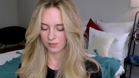 Snapshot of anitafischer chatting on 11.18.25 Anita online show from 11.18.25