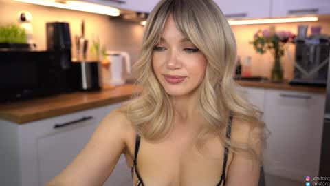 Im Anita thumb up me please its important online show from 03.15.26