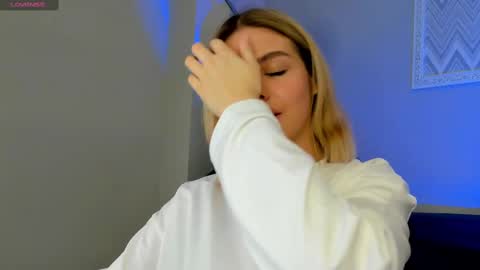 Snapshot of anna_robinson chatting on 03.08.25 Anna online show from 03.08.25