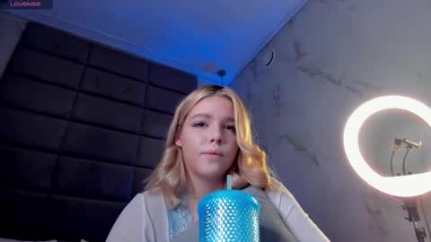 Snapshot of anna_robinson chatting on 10.27.25 Anna online show from 10.27.25