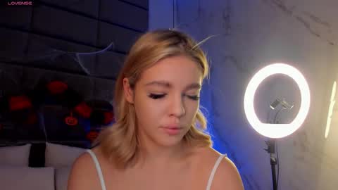 Snapshot of anna_robinson chatting on 10.29.25 Anna online show from 10.29.25